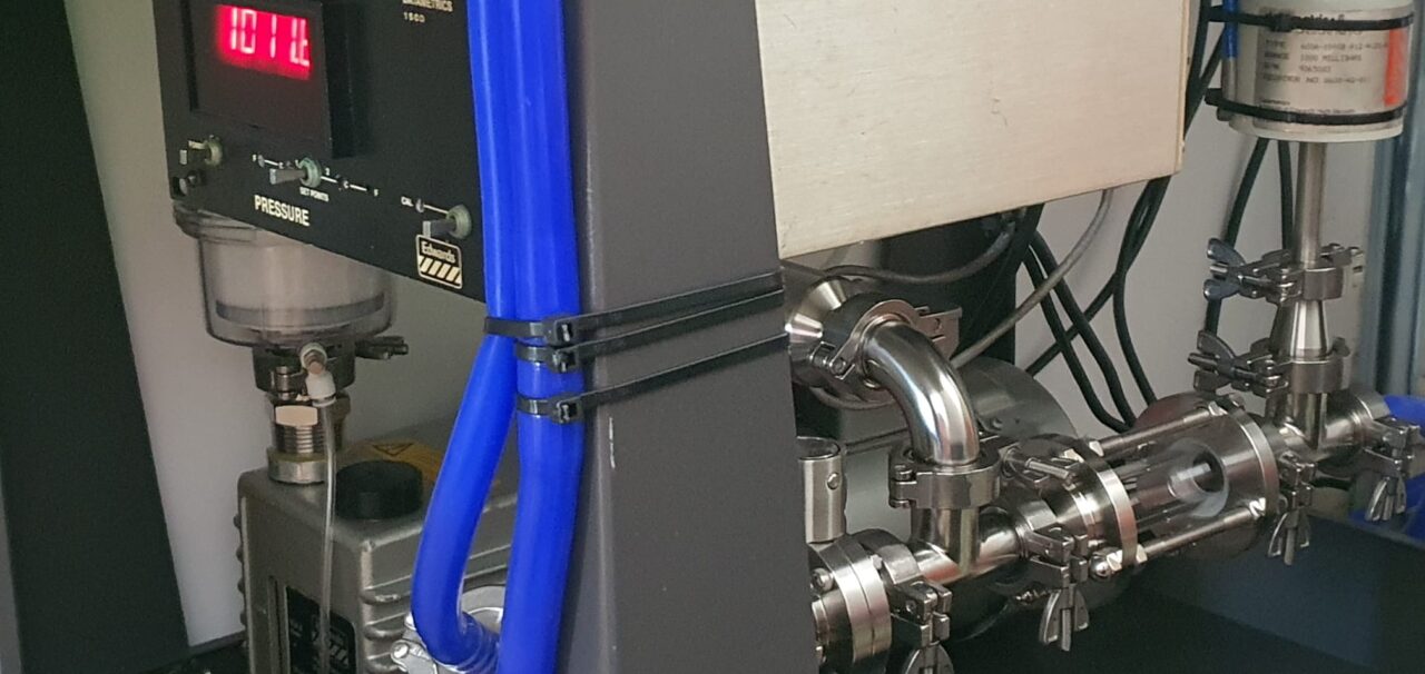 Pressure gauge and manifold of the vacuum stack